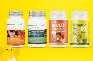Fire flasker med kosttilskudd mot en gul bakgrunn, inkludert multivitaminer og vitamin D3 for barn.