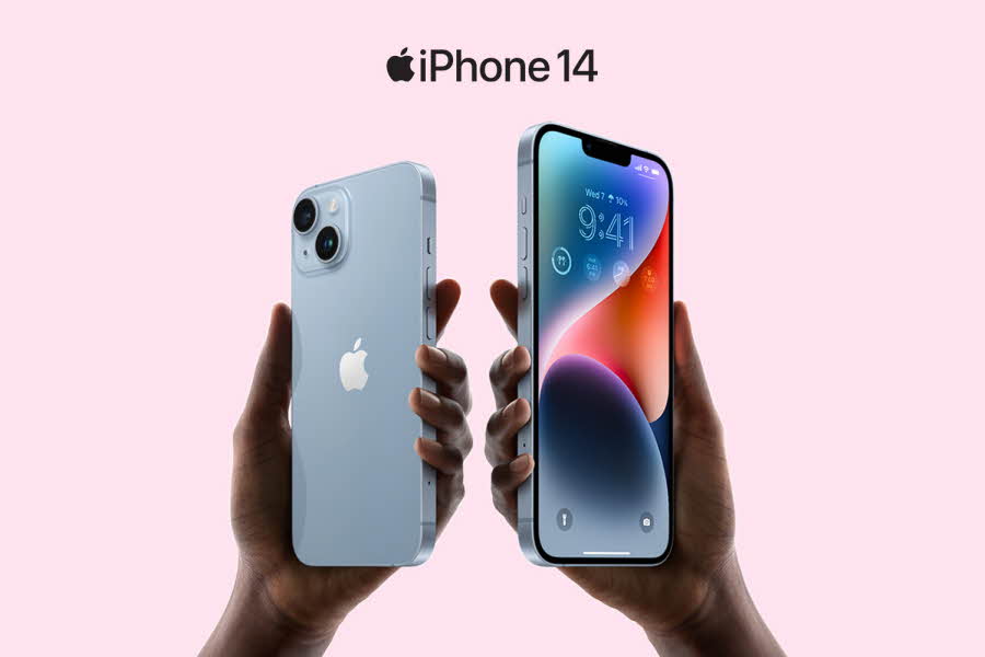 To hender som holder hver sin iPhone 14, en med fronten inn mot hånden og en med fronten ut