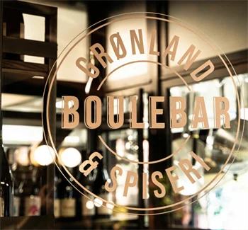 Grønland Boulebar logo på et vindu