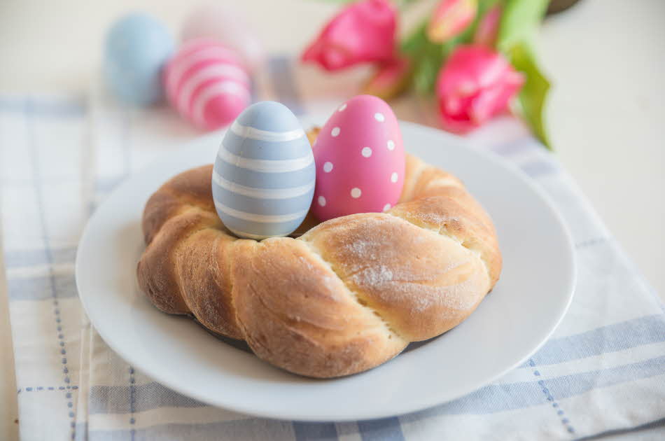 Brød med malte påskeegg i midten