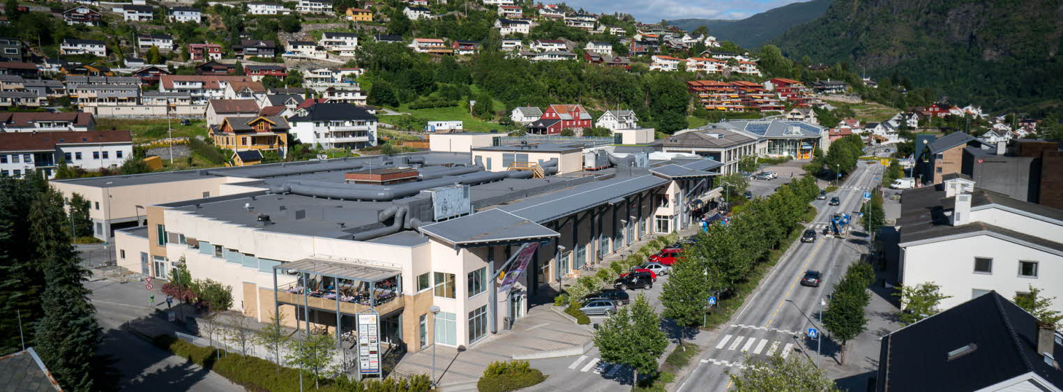 Fasadebilde av AMFI Sogningen med veien ved siden av senteret