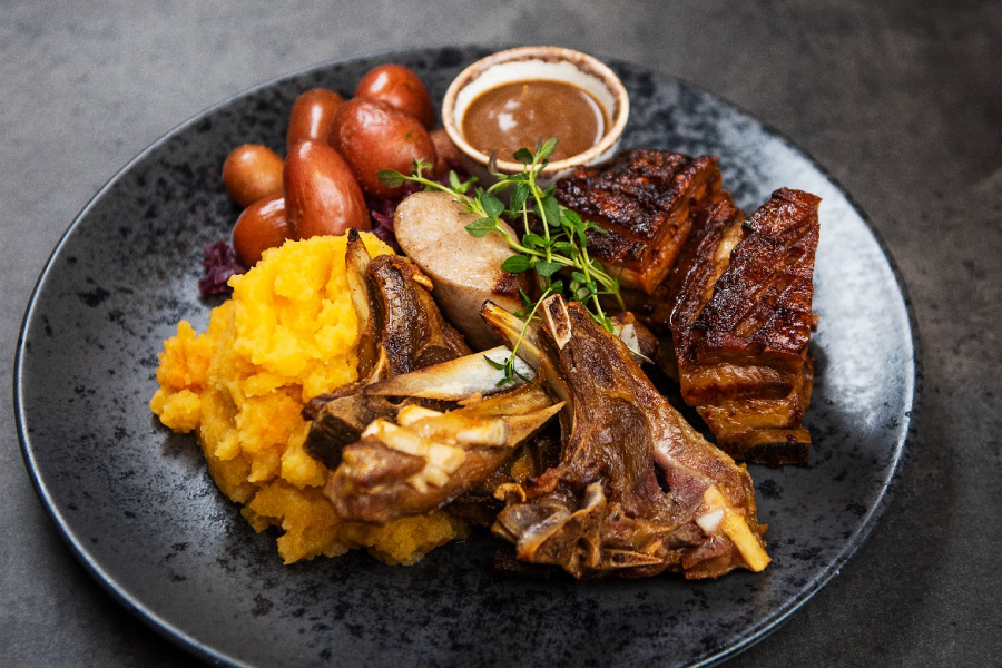 På Jessheim Storsenter finner du julestemning på tallerkenen – hos våre restauranter serveres julemat og det dekkes til  julebord for både små og store grupper