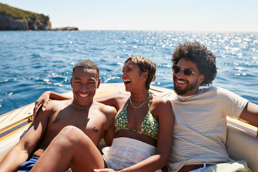 Sommermoten 2025 byr på maritime, romantiske og bohemske innslag. Her er stylistens tips til klær og tilbehør – så du kan gå en trendy sommer i møte.