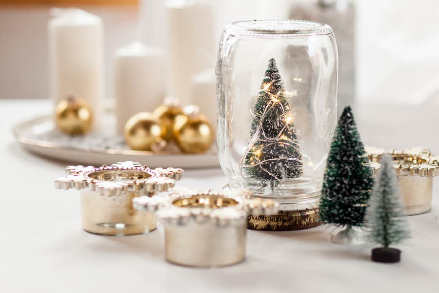 Glass med juletre, stearinlys, julekuler og diverse julepynt
