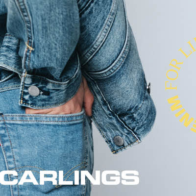 Dame har hånda i baklommen på jeans