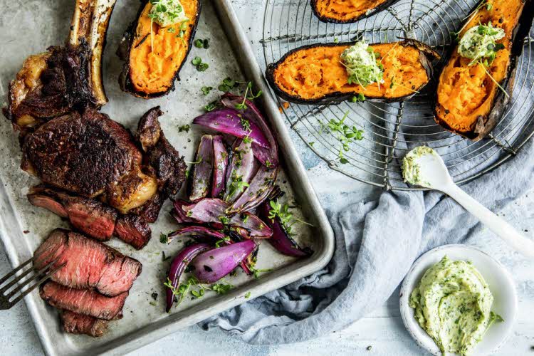 Tomahawk biff med grillede søtpoteter