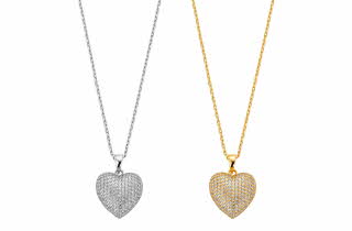 To halskjeder med hjerteanheng dekket av små steiner.