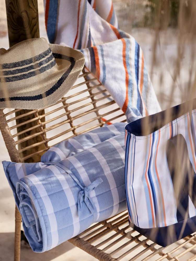Solstol med kjølebag, underlag, stråhatt og badehåndkle