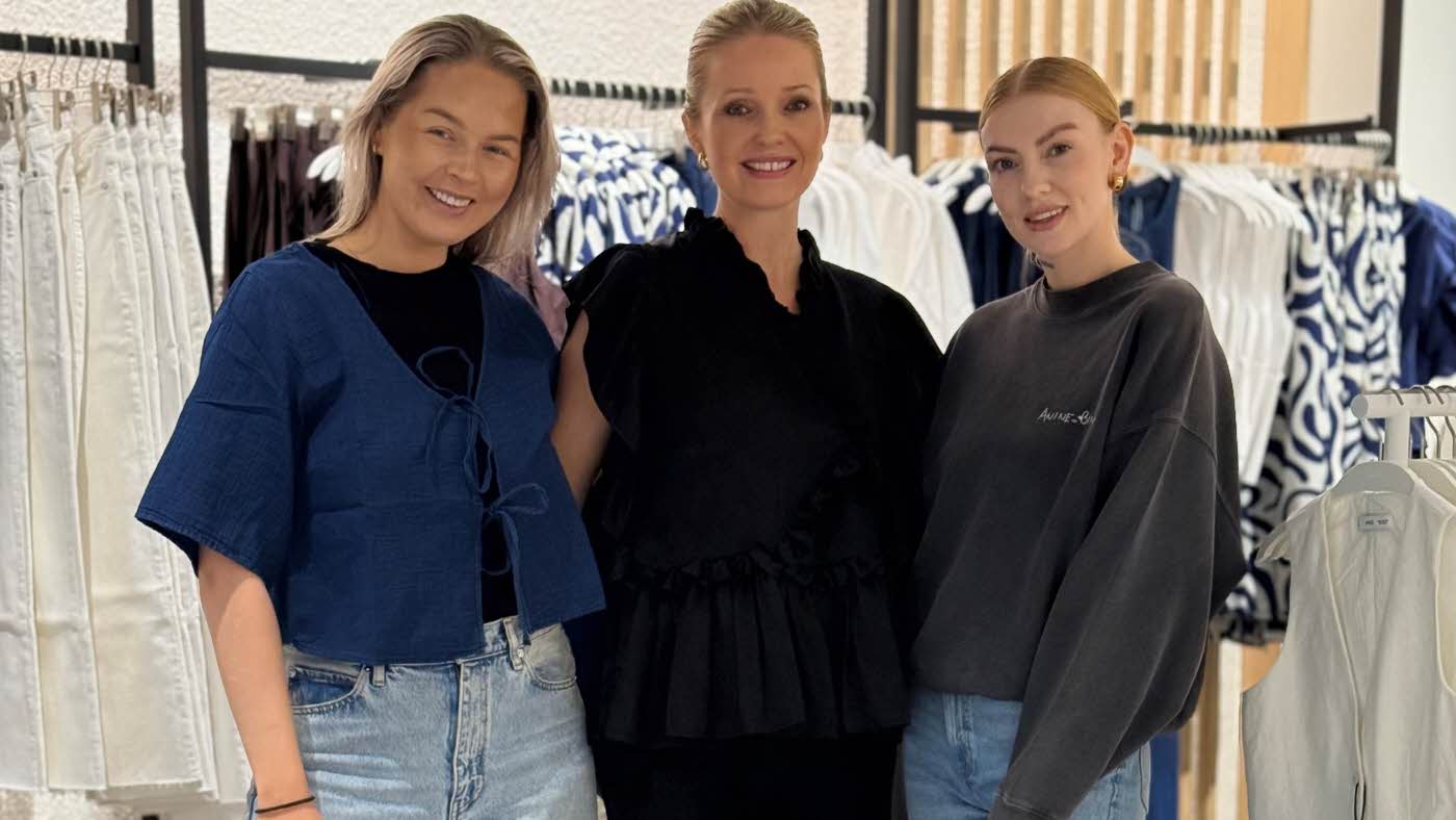 Tre damer står i butikken Mango