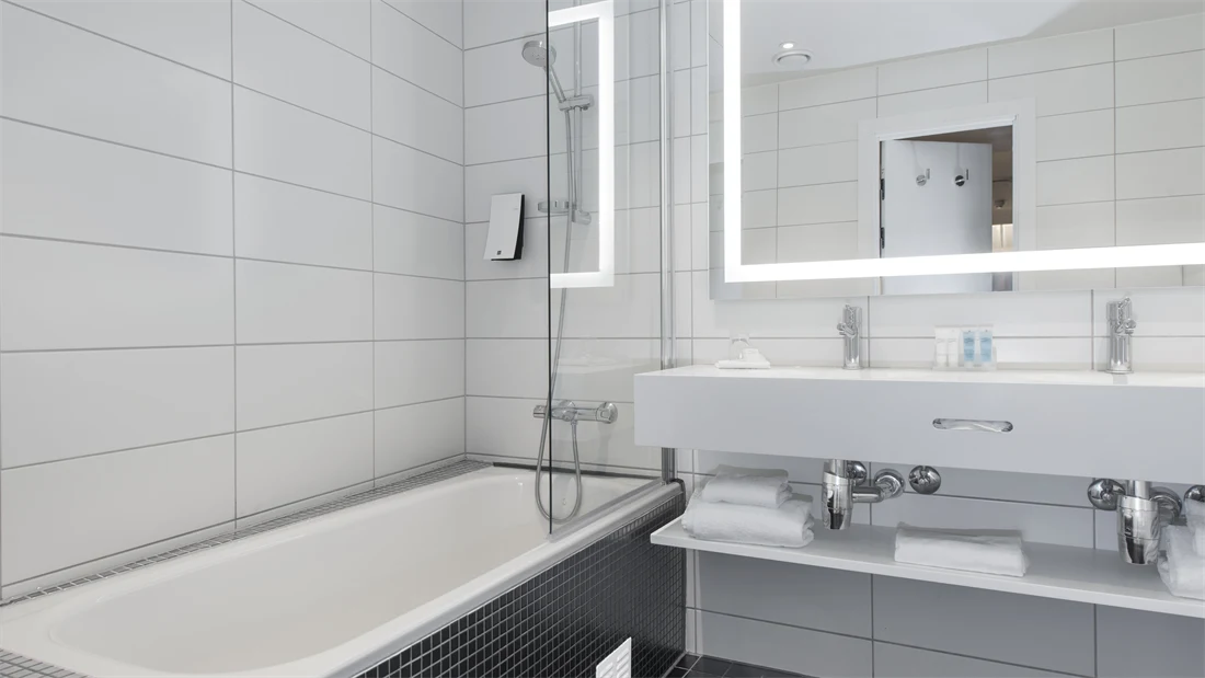 Badekar, dusj, speil og vask på Thon hotel Terminus i Oslo sentrum nær Jernbanetorget