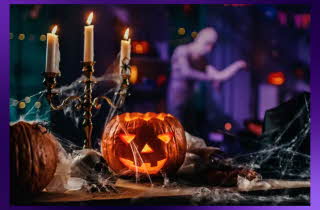 Halloween-dekorasjon med gresskar og lys.