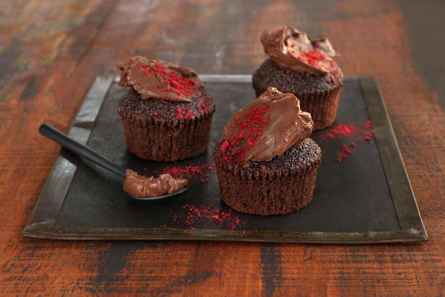 Feir kjærlighetens dag med å servere søte kaker til din Valentin. Velg mellom lekre sjokolademuffins eller en herlig sjokoladekake. 