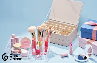 Flere forskjellig typer oppbevaring for sminke og smykker.