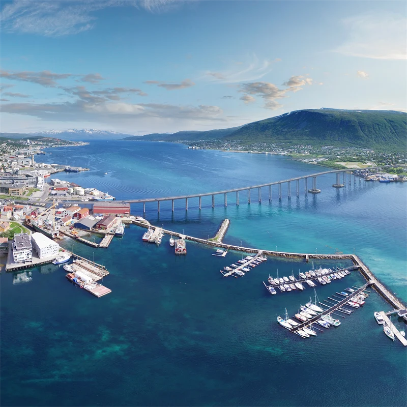 Helikopterperspektiv over Tromsø bro om sommeren