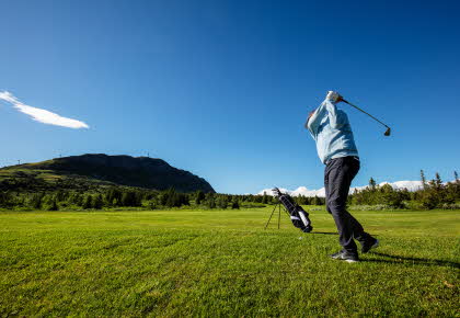 Mann som spiller golf på Skeikampen. Foto.