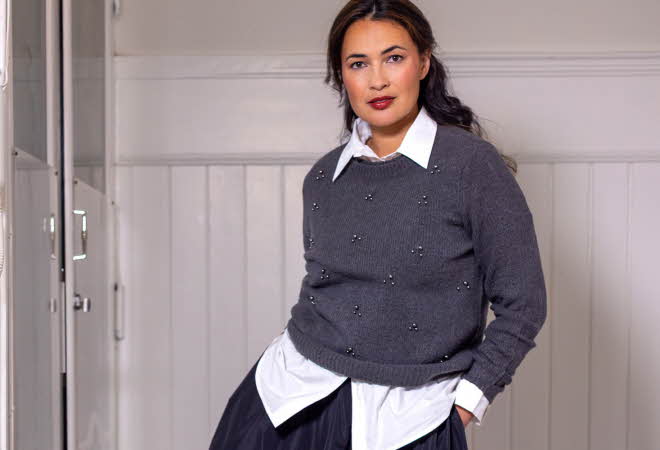 bilde av en dame i grå genser