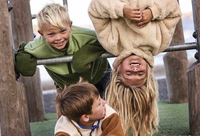 bilde av barn på lekepark