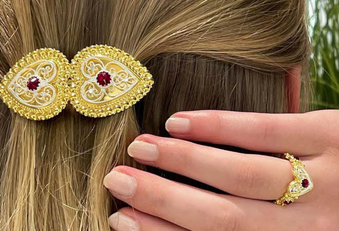 Dame pyntet med bunadsølv