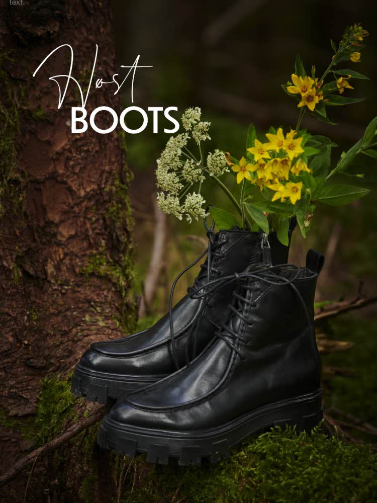 Høst boots. Et par boots står i skogen.