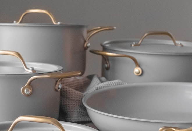 Flere forskjellige gryter og panner fra Modern House sin Sky serie.