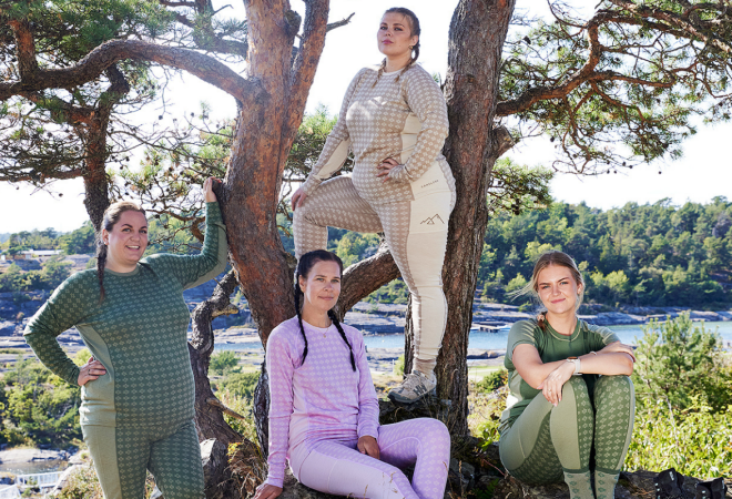 Fire kvinner iført klær fra Careless står foran et tre