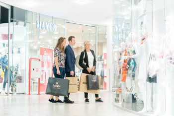 tre personer som shopper på senter