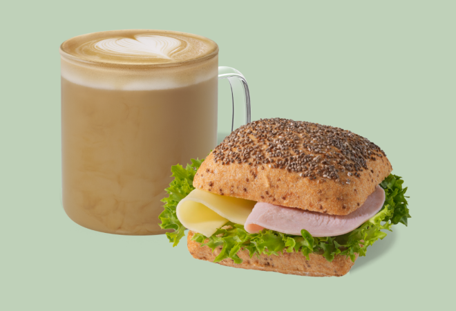 Frokost rundstykke og kaffe med melk