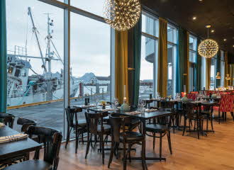 Frokostsal med utsikt mot båtlivet på Thon Hotel Lofoten i restaurant paelo artic 