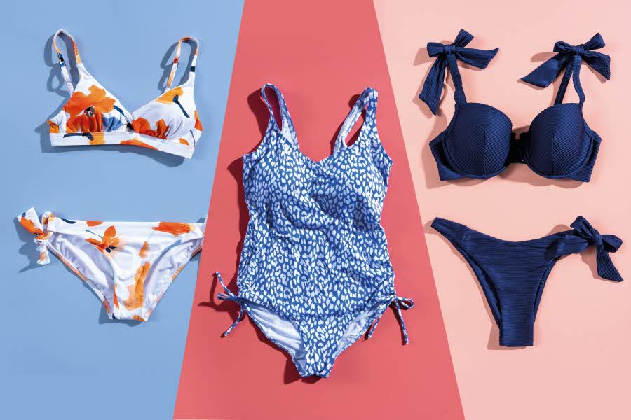 Blomstrete bikini, blåspraglete badedrakt og blå bikini på rosa og blå bakgrunn