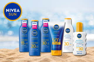 Stort utvalg av Nivea solkrem med en strand i bakgrunnen
