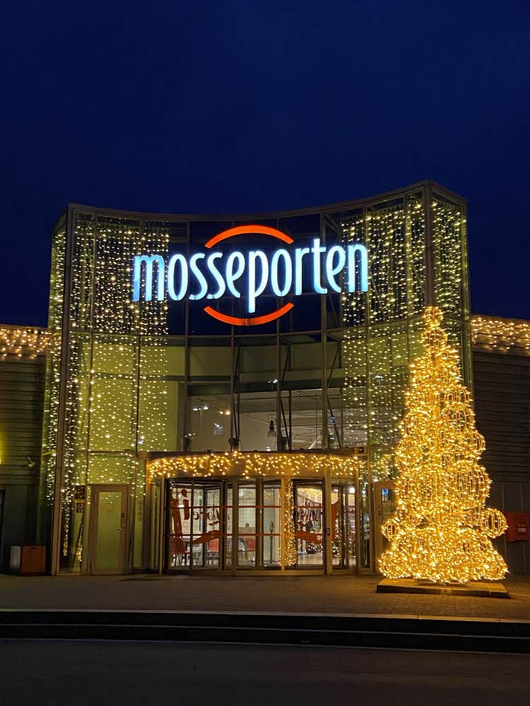 Mosseporten inngang med julelys