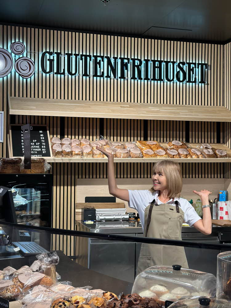 Dame fra Glutenfrihuset foran fasade