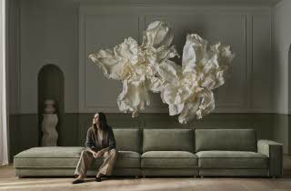 Kvinne sitter i en sofa fra Bolia