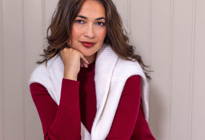 bilde av en dame i rød genser