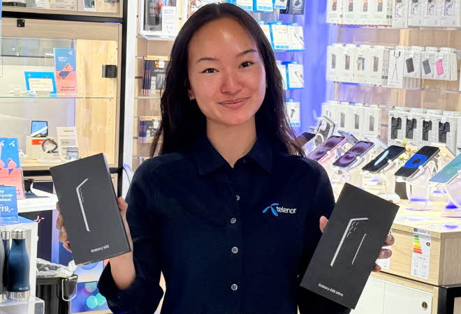 Dame som holder Samsung Galaxy mobiltelefoner fra Telenorbutikken