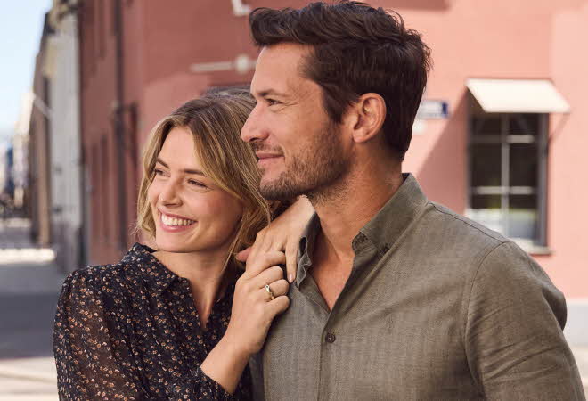 Dame som lener seg på en mann