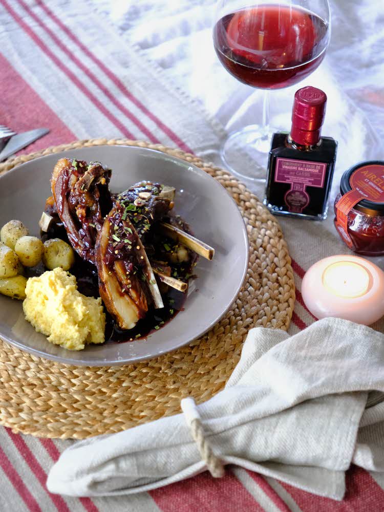 Pinnekjøtt på en tallerken, laget med produkter fra Olivenlunden