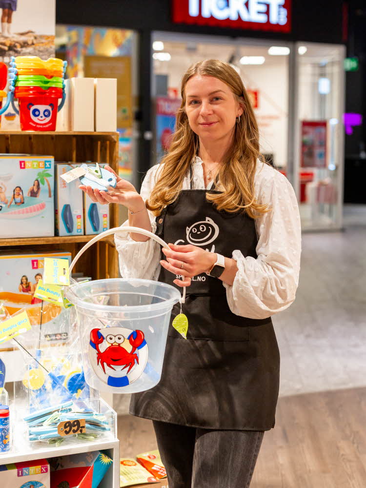 Dame som holder barneleker