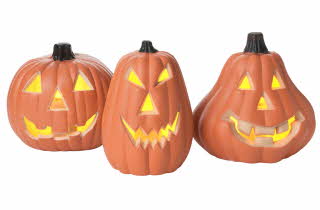 Tre gresskar med LED-lys og ulike ansiktsuttrykk som Halloween-dekor.