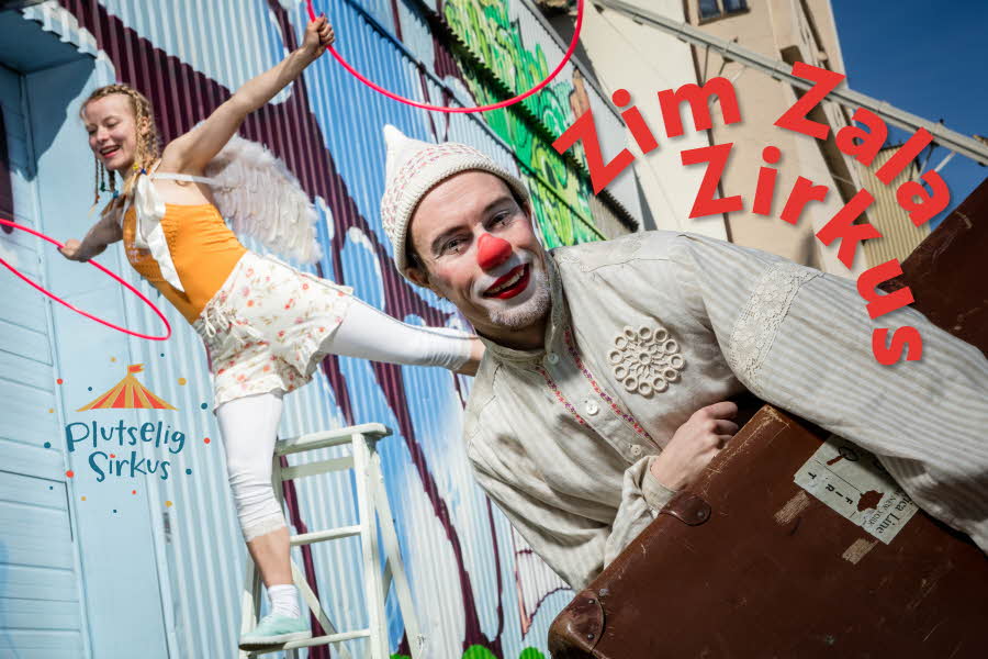 To sirkusartister, en kvinne med rockeringer og en mann med koffert og klovnesminke med teksten "zim zala zirkus"