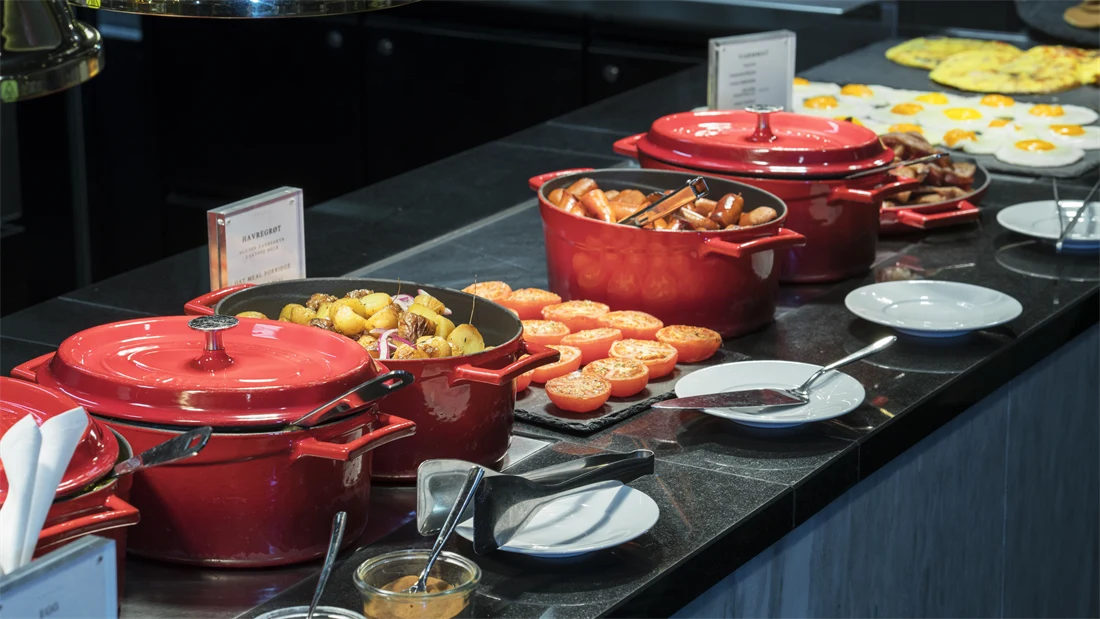 Frokostbuffet med varmmat og røde kjeler  på Thon Hotel Nordlys i Bodø sentrum ved småbåthavna