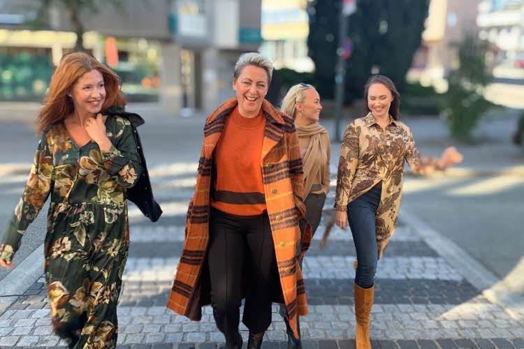 ansatte på moldetorget går i gata med moderne klær i høstfarger