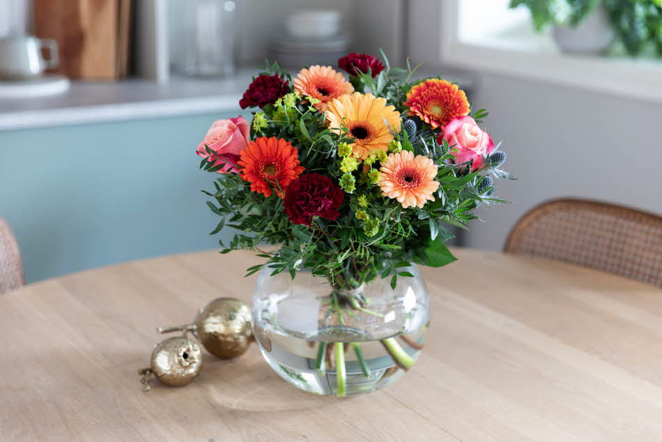 Blomsterbukett på et bord