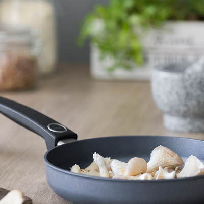 Stekepanne med mat i 