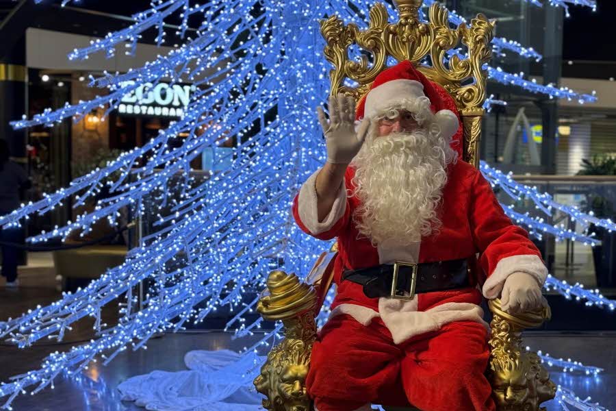 Nisse sitter i stol og vinker