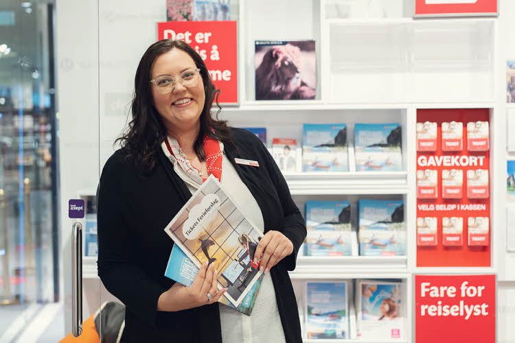 Bilde av dame som holder en katalog