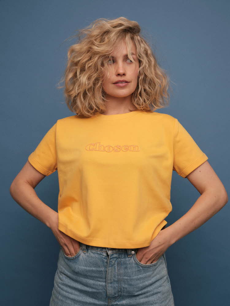 kvinne med gul t-skjorte
