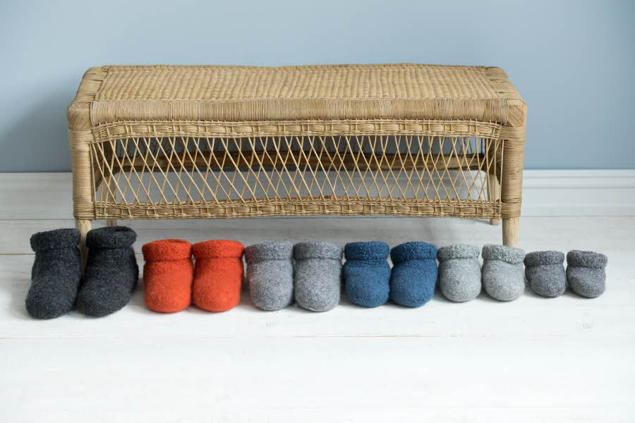 Erfaren strikker eller lyst til å lære? Prøv denne enkle og morsomme oppskriften på tøfler strikket i Mjuk-garn – Coops egen garnkolleksjon. 