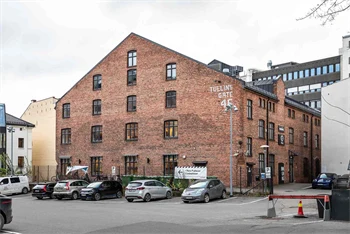 Totalbilde av det gamle industribygget i rød teglstein i Tullins gate 4C