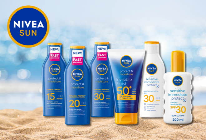 Seks diverse Nivea solkrem produkter med en strand i bakgrunnen.